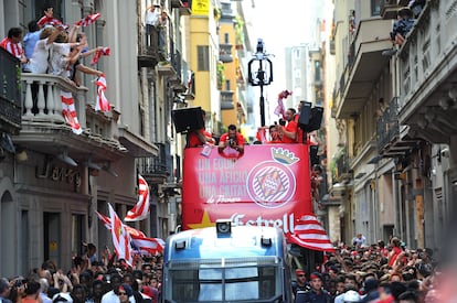 La plantilla del Girona FC celebra el ascenso de 2017 en las calles de la ciudad catalana.