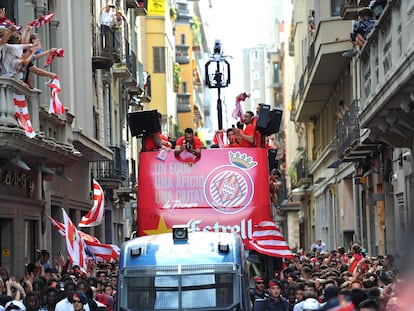 La plantilla del Girona FC celebra el ascenso de 2017 en las calles de la ciudad catalana.