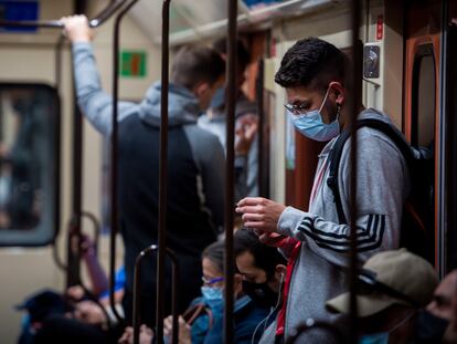 Varios pasajeros en el Metro de Madrid, en una imagen de abril de 2022.