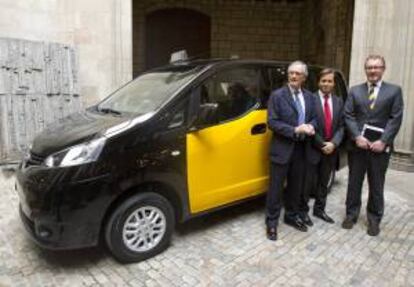 De (i) a (d), el alcalde de Barcelona, Xavier Trias; el director general de flotas y vehículos comerciales de Nissan Europa, Jordi Vila y el nuevo consejero director de Nissan Iberia, Raoul Picello, posan ante la nueva furgoneta NV200 que se fabrica en Barcelona. EFE/Archivo