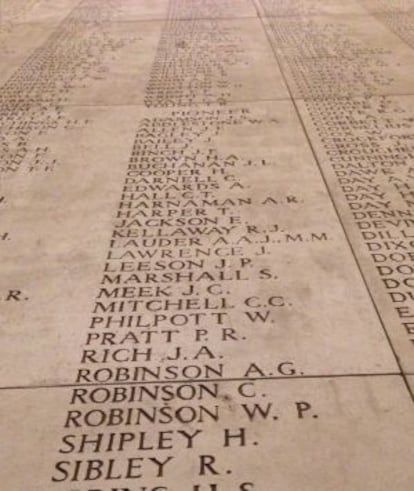 Hasta 54.896 nombres de oficiales y soldados del Imperio Británico caídos en las batallas de Ypres y sin tumba conocida están esculpidos en las paredes de la puerta Menim.