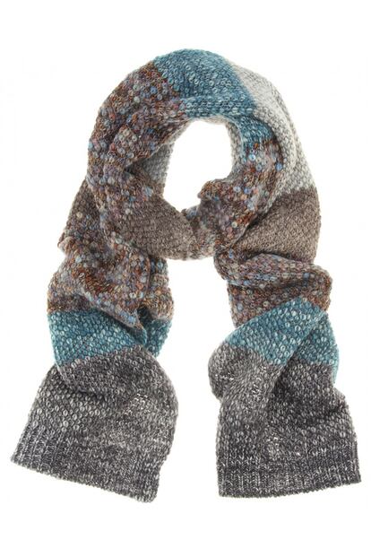 Si eres de las que no puedes salir de casa sin tu bufanda, hazte con este modelo maxi de Missoni (240 euros).