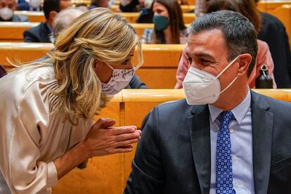 El presidente de gobierno Pedro Sánchez  y Yolanda Díaz en el pleno del Senado en Madrid, este martes.