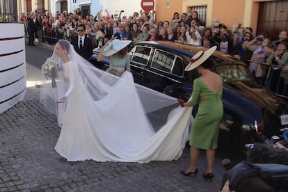 Eva Gonzlez, a su llegada a la iglesia de su pueblo natal. La modelo y presentadora ha elegido la firma Pronovias para su traje.