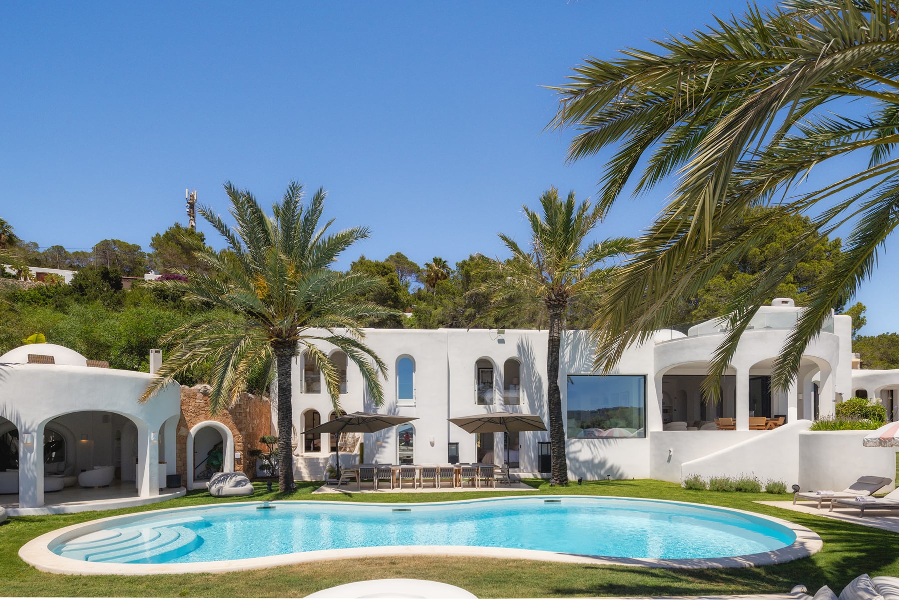 Las tres casas de la semana: líneas fluidas sobre una cala ibicenca por 16,7 millones de euros