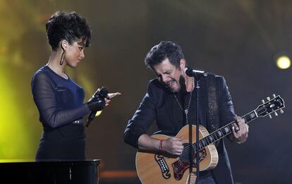 El gran triunfador de la noche Alejandro Sanz interpretando "Looking for paradise" con Alicia Keys.