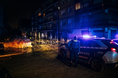 Patrulla de la Guardia Civil, este lunes a última hora de la noche. 