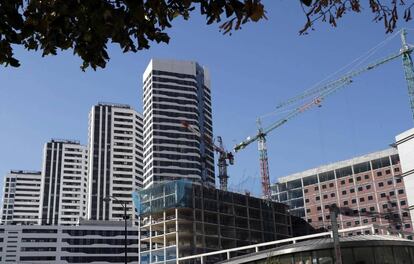 Un edificio en construcción junto a viviendas residenciales en Bilbao.