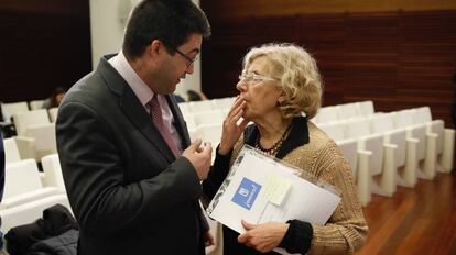 La alcaldesa de Madrid Manuela Carmena y el concejal de Hacienda Carlos Sánchez Mato.