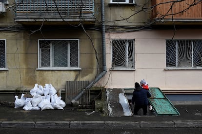 Viktor Anatolyevich, de 27 años, y su hija Yeva, de 3, entan a un refugio antibombas en Odesa. La ciudad portuaria del mar Negro espera un ataque inminente de las fuerzas rusas, que avanzan por el flanco sur y ansían conquistar toda la costa. La ciudad trata de blindarse y de fortalecer la resistencia civil.