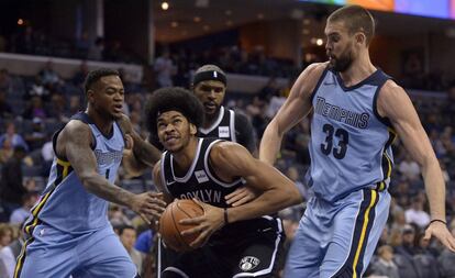 Jarrett Allen, entre Jarell Martin y Marc Gasol.