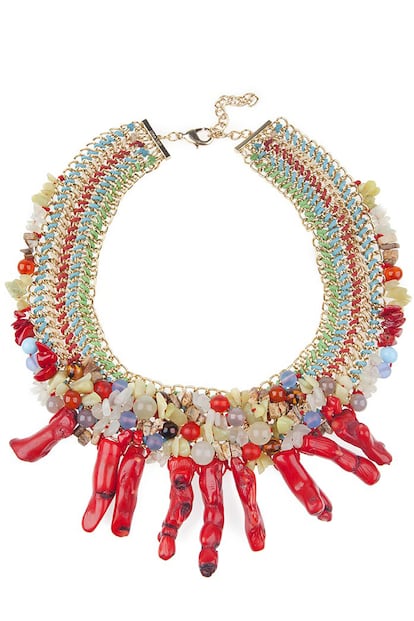 Versión XXL: maxi collar dorado con hilos de colores y distintos charms (coral, piedras y bolas). Lo puedes conseguir en la tienda on line de Bimba y Lola (100 euros).