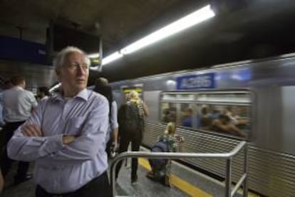 El embajador holandés en Brasil, Kees Rade (c), visita una estación del metro este miércoles 26 de febrero de 2014, en el centro de Sao Paulo (Brasil). Rade realiza un recorrido por las principales instalaciones relacionadas con la movilidad de la ciudad, que acogerá la apertura del Mundial de Fútbol Brasil 2014.