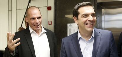 Yanis Varufakis, ministro de Finanzas griego, junto al primer ministro, Alexis Tsipras
