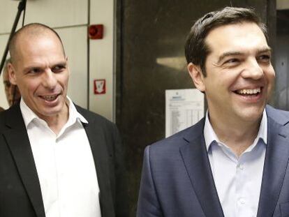 Yanis Varufakis, ministro de Finanzas griego, junto al primer ministro, Alexis Tsipras