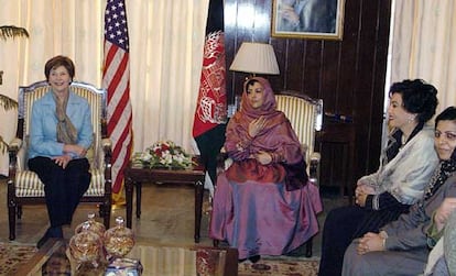 La primera dama de los Estados Unidos, Laura Bush habla con la primera dama de Afghanistán, Zeenat Karzai durante una junta en el palacio presidencial en Kabul.