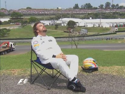 Alonso toma el sol en Interlagos, tras quedar eliminado de la cronometrada del s&aacute;bado.  