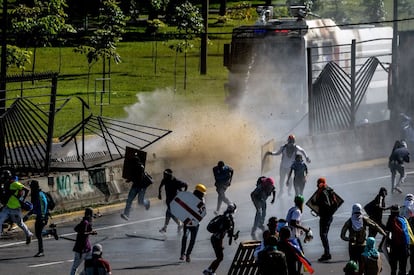 Efe constató que mientras los manifestantes se acercaban al borde de la base aérea para lanzar piedras contra los efectivos de la GNB estos emplearon agua y gases lacrimógenos para dispersarles.