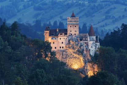 Puede parecer supersticioso, pero un diente de ajo y un crucifijo en la maleta mal seguro que no hacen puestos a viajar a Transilvania. Y es que todo el mundo conoce las espeluznantes historias sobre Drácula. El escritor Bram Stoker, que en 1897 insufló vida literaria a este pálido chupasangre, marcó un hito: desde entonces, el variopinto paisaje de Transilvania y las historias de terror han quedado indisociablemente unidos a este territorio y han conferido a la región fama considerable. Especialmente el castillo de Bran (en la foto), que fue en otro tiempo el hogar del cruel Vlad III, el príncipe que sirvió de modelo histórico para Drácula. Una fortaleza que cuadra con esa imagen de lugar terroríficamente bello. <br></br> Más información: larumania.es/ciudades-y-regionesde-rumania/transilvania