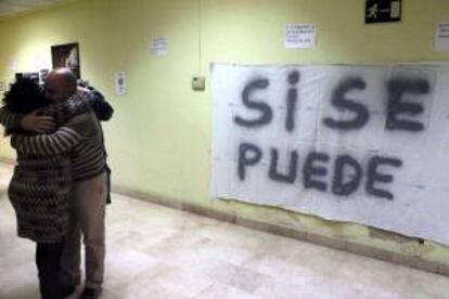 Dos trabajadores de la Lavandería Central Hospitalaria de Mejorada del Campo, se abrazan durante el encierro. EFE/Archivo