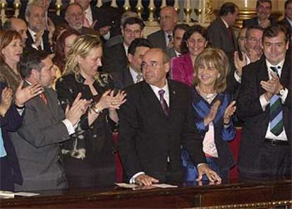 Javier Rojo, presidente del Senado, recibe los aplausos de la Cámara Alta.