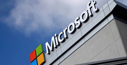 Logo de Microsoft en un edificio en Los Ángeles, California.