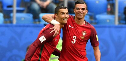 Pepe felicita a Ronaldo por su gol a Nueva Zelanda.