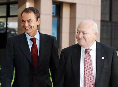José Luis Rodríguez Zapatero y Miguel Ángel Moratinos, a su llegada a la cumbre el pasado viernes.
