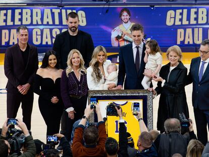 Pau Gasol, al centro, posa junto a su familia y a los dueños de los Lakers en el acto de retirada de su camiseta, en la noche del martes.