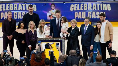 Pau Gasol, en el centro, posa el martes por la noche junto a su familia y a los dueños de los Lakers, en el acto de retirada de su camiseta.