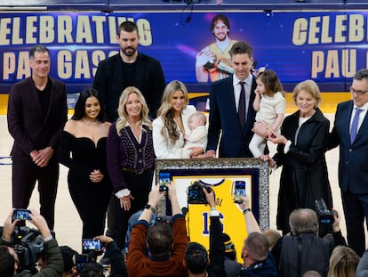 Pau Gasol, al centro, posa junto a su familia y a los dueños de los Lakers en el acto de retirada de su camiseta, en la noche del martes.