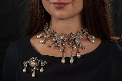 Hair and brooch set at Sotheby's auction