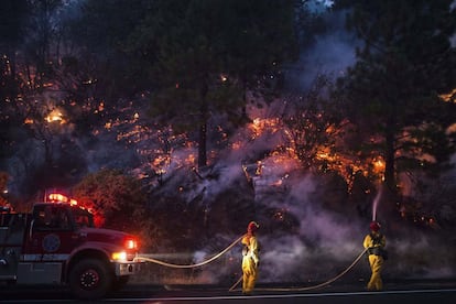 El incendio se declaró hace ahora ocho días en las inmediaciones del parque y, lejos de ser contenido, no ha hecho más que extenderse. En estos momentos más de 125.000 acres (unas 50.000 hectáreas) han sido devorados por las llamas.