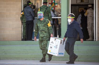 Trabajadores de la salud en Saltillo reciben el primer lote del año de vacunas de Pfizer, a principios de enero.