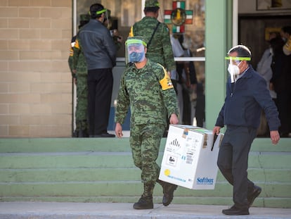 Trabajadores de la salud en Saltillo reciben el primer lote del año de vacunas de Pfizer, a principios de enero.