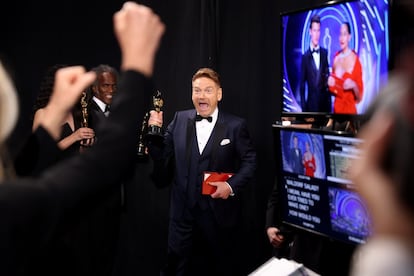 El director de cine Kenneth Branagh, tras recoger el Oscar a mejor guion original.