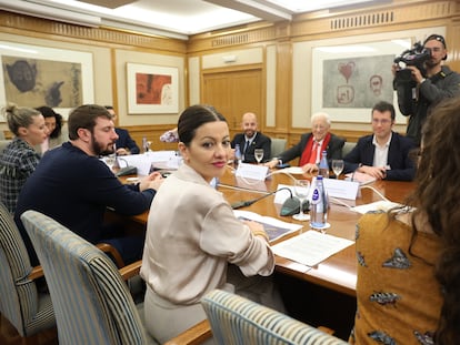 La ministra de Juventud e Infancia, Sira Rego, en primer plano, este lunes durante una reunión con entidades del tercer sector en la sede del ministerio, en Madrid.