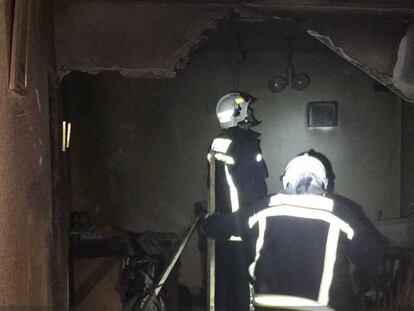 Bomberos en el edificio donde se produjo la explosi&oacute;n, en la calle Mayor de Gri&ntilde;&oacute;n.