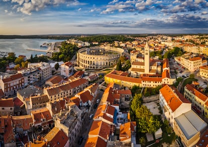 Teatro de Pula (Croacia). Hace más de 2.000 años que los romanos llegaron a la península croata de Istria, dejando templos como el de Augusto, arcos de triunfo y un anfiteatro construido en el siglo I por los emperadores Vespasiano y Tito a orillas del Adriático. El de esta ciudad croata es uno de los seis mayores anfiteatros del mundo, con capacidad para 20.000 espectadores, y el escenario perfecto para los combates de gladiadores, espectáculos teatrales y conciertos que se celebran en el mes de junio durante el Festival Romano de Pula.