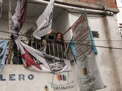 La ex presidenta Cristina Fernandez de Kirchner inaugura un estudio de televisi&oacute;n en la Villa 31.