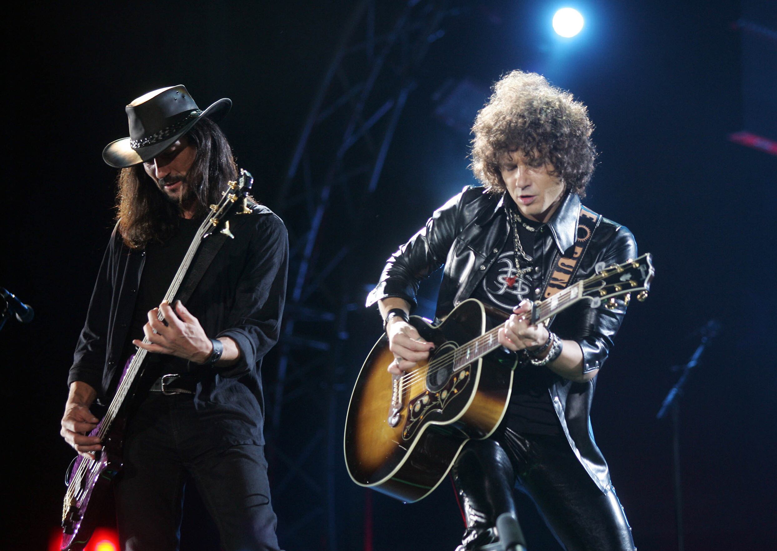 Joaquín Cardiel y Enrique Bunbury en la gira de reunión de Héroes del Silencio, en octubre de 2007 en en el Circuito Ricardo Tormo de Valencia. 