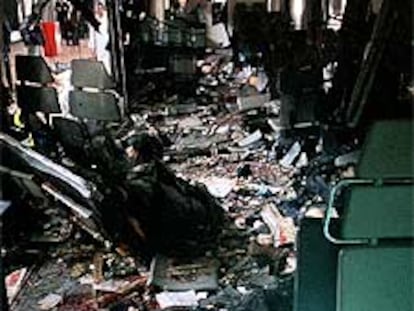 El interior de uno de los vagones de un tren de cercanías que ayer quedó arrasado en la estación de Atocha de Madrid.