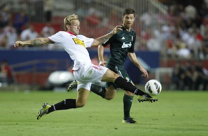 Rakitic trata de controlar el balón ante Xabi Alonso.