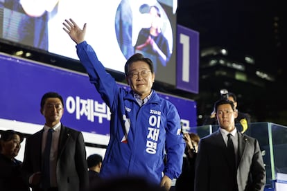 El candidato presidencial del Partido Democrático, Lee Jae-myung, saluda este lunes durante su último mitin de campaña en las elecciones que celebra el martes de Corea del Sur.