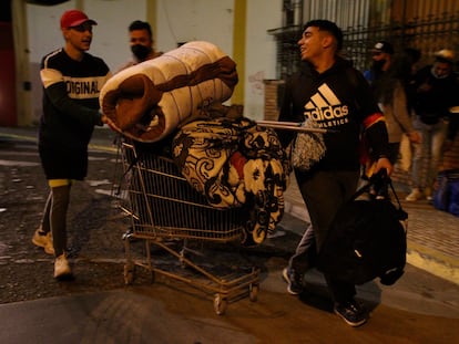 Más de 160 personas han sido desalojadas este martes de la plaza de toros de Melilla donde residían desde hace más de un año.