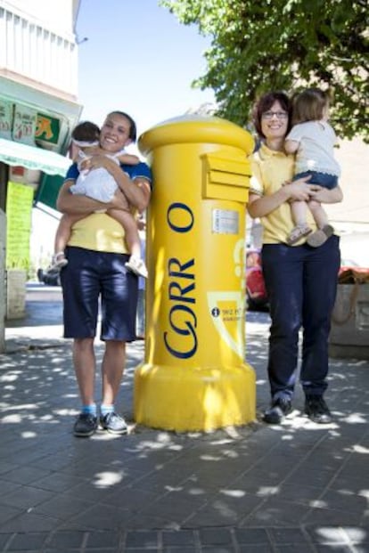 Violeta (r) and Sara have filed complaints about their working conditions at Correos when they were pregnant.