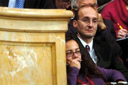 El director general de Transportes, Jordi Juliá, escucha cómo Joaquim Nadal anuncia su dimisión.