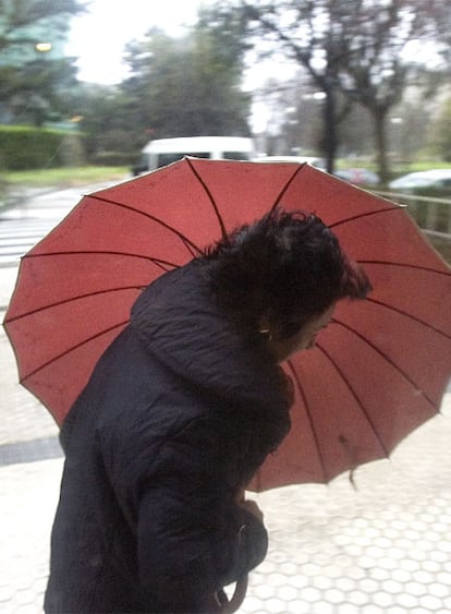 El País Vasco y Navarra están siendo las zonas más afectadas. Esta imagen de una mujer protegiéndose del viento fue tomada en San Sebastián.