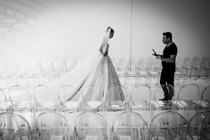 El diseñador libanés Zuhair Murad preparando uno de sus desfiles de alta costura en París.