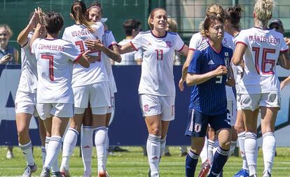 Jenni Hermoso recibe el abrazo de sus compañeras tras marcar el 0-1 ante Japón. 